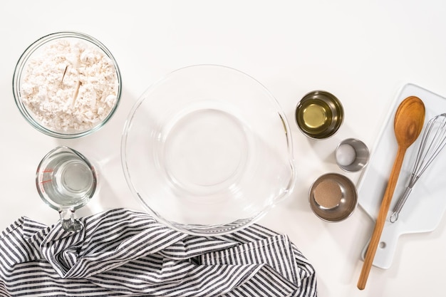 Stół z naczyniami i składnikami